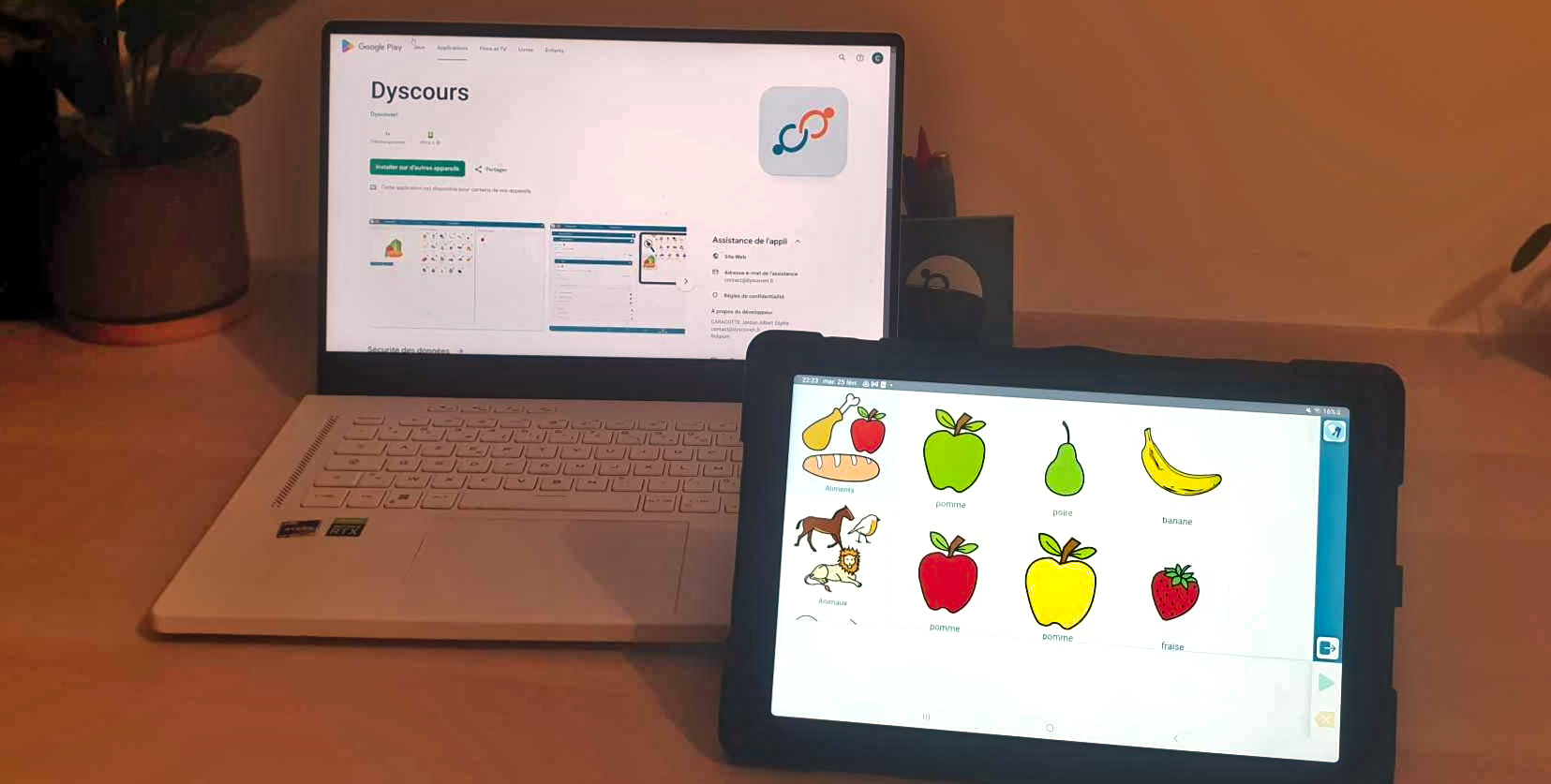 Une tablette et un écran d'ordinateur portable affichent respectivement l'interface de Dyscours et la page du PlayStore de l'application
